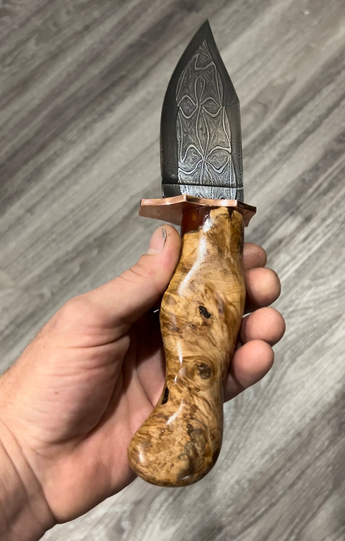 Mosaic flower pattern damascus hunter